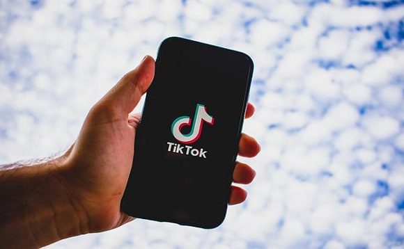 memasukan kode undangan tiktok
